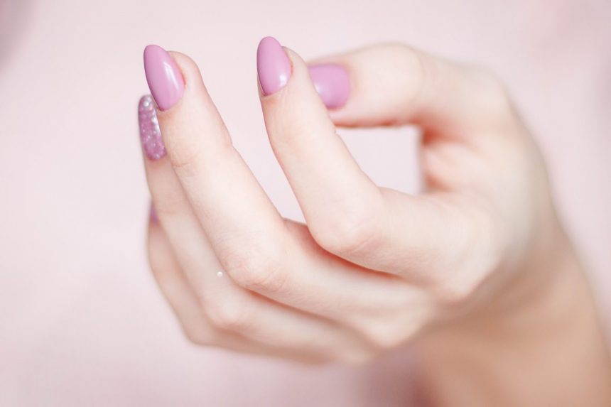 Jakie suplementy pomagają w odżywianiu paznokci?